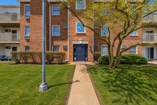 1332 Cunat Court 2B, Lake In The Hills, IL 60156