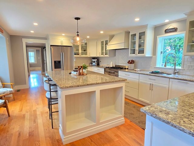 15 Pleasant St, Hopkinton, MA 01748