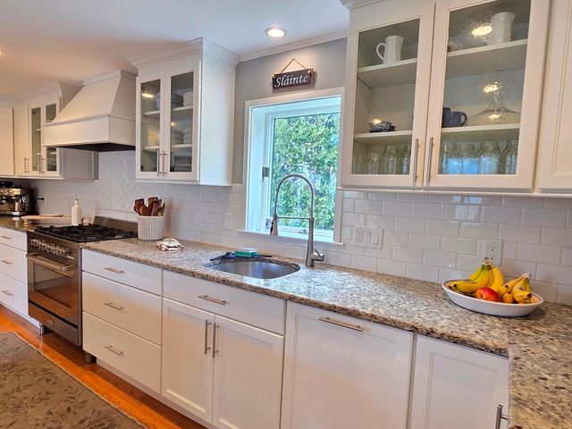 15 Pleasant St, Hopkinton, MA 01748