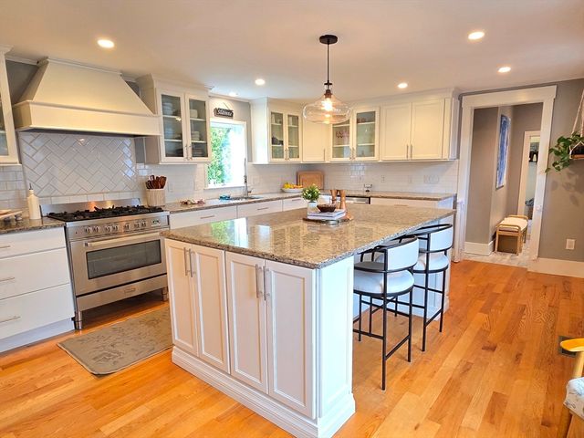 15 Pleasant St, Hopkinton, MA 01748