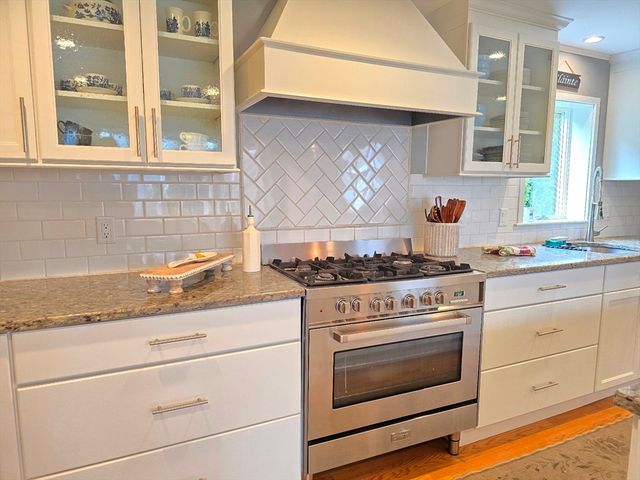 15 Pleasant St, Hopkinton, MA 01748