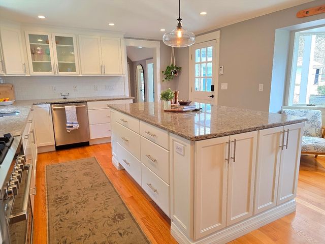 15 Pleasant St, Hopkinton, MA 01748