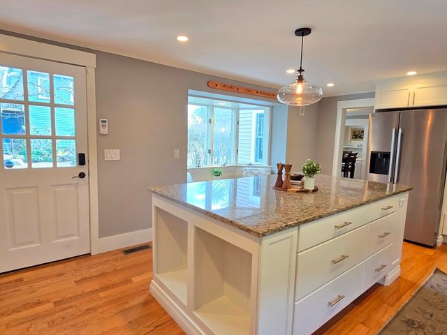 15 Pleasant St, Hopkinton, MA 01748