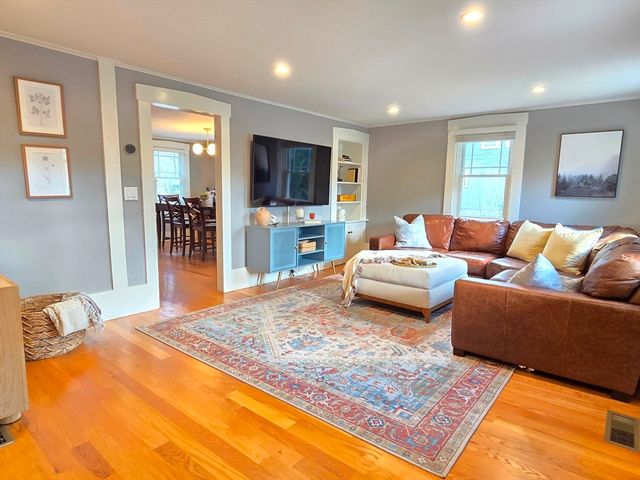 15 Pleasant St, Hopkinton, MA 01748