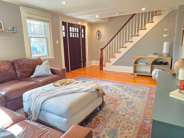 15 Pleasant St, Hopkinton, MA 01748