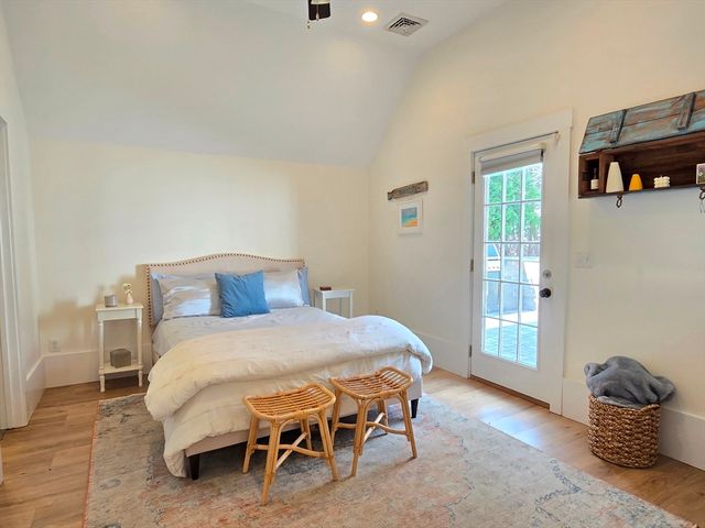 15 Pleasant St, Hopkinton, MA 01748