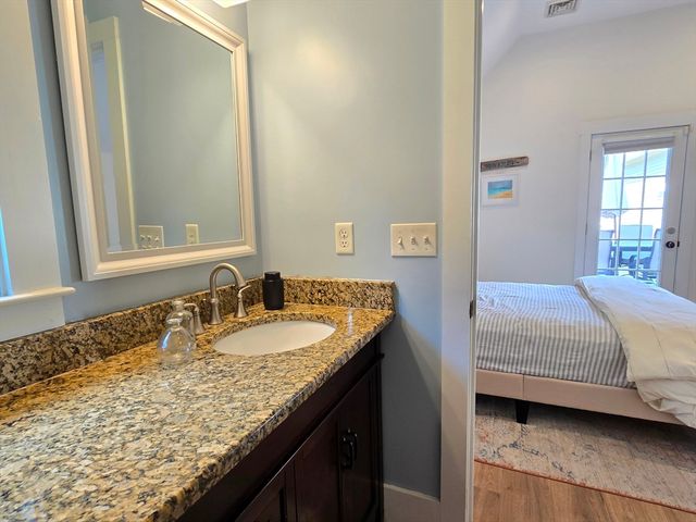 15 Pleasant St, Hopkinton, MA 01748