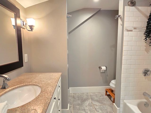 15 Pleasant St, Hopkinton, MA 01748