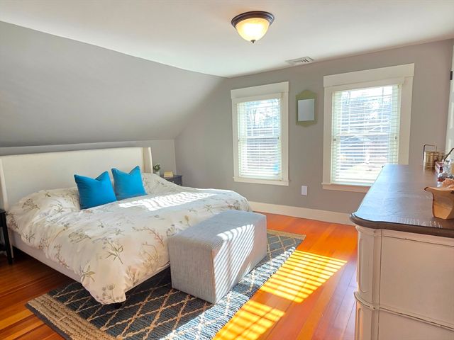 15 Pleasant St, Hopkinton, MA 01748