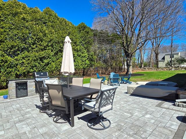 15 Pleasant St, Hopkinton, MA 01748