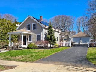 15 Pleasant St, Hopkinton, MA 01748