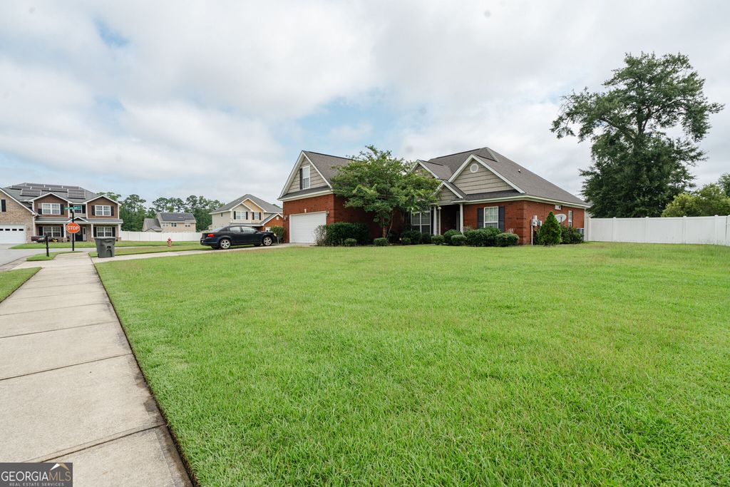 601 Red Oak Lane, Hinesville, GA 31313