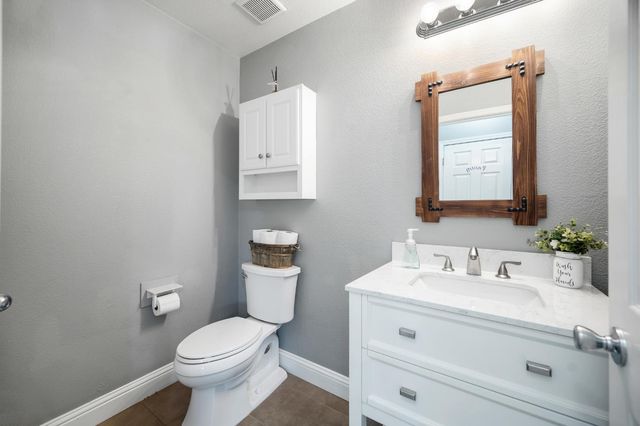 7005 Prelude Ln, Hughson, CA 95326
