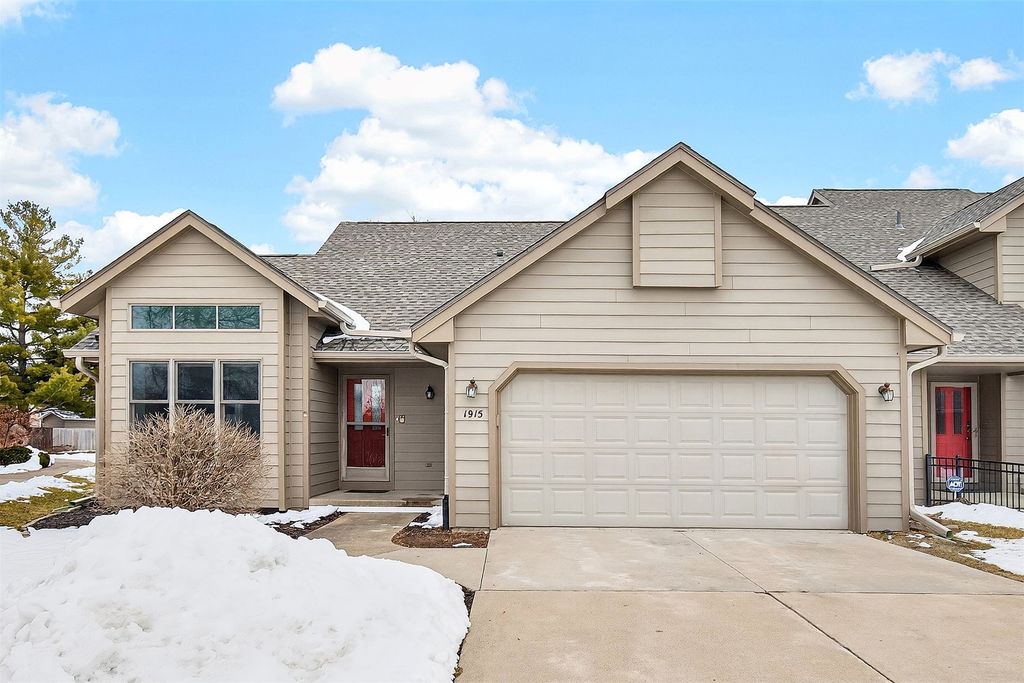 1915 Elm Circle, West Des Moines, IA 50265