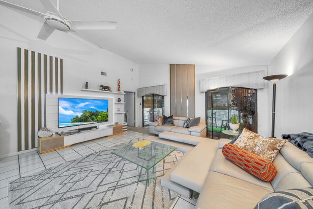 6062 Bania Wood Circle, Atlantis, FL 33462