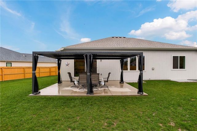 5004 Cedar Grove Way, Lawrence, KS 66049