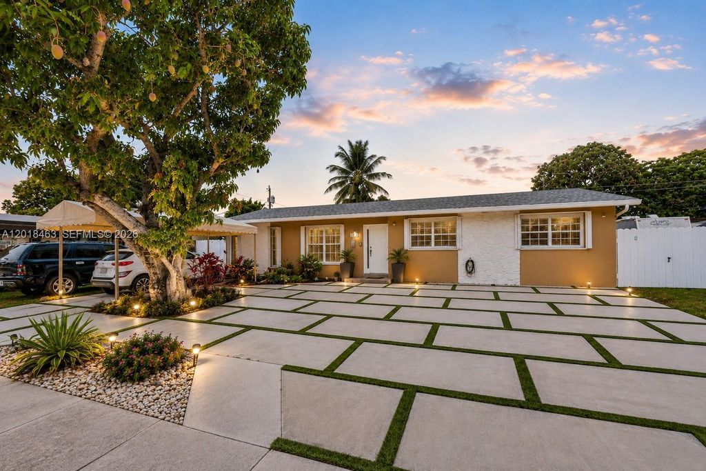 15725 SW 102nd Place, Miami, FL 33157