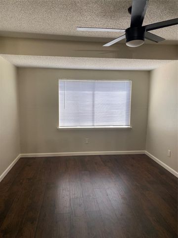 12054 Mighty Oak Drive B, Houston, TX 77066