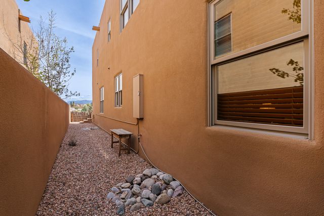 84 Avenida Frijoles, Santa Fe, NM 87507