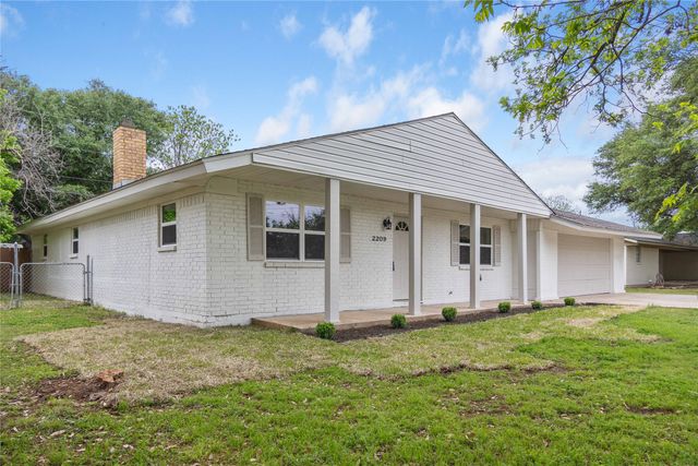 2209 9th Street, Brownwood, TX 76801