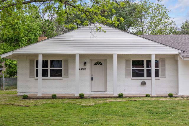 2209 9th Street, Brownwood, TX 76801