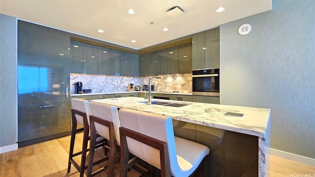 383 Kalaimoku Street 3502, Honolulu, HI 96815