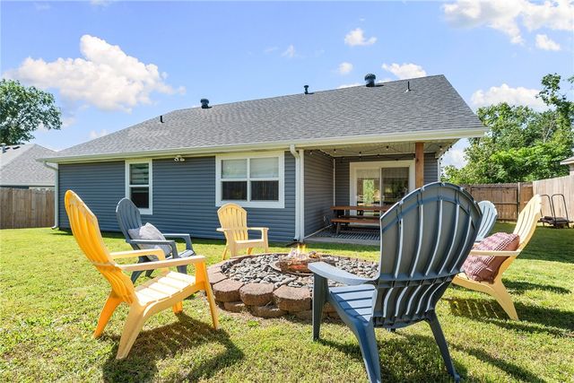 13 Greenridge Lane, Bentonville, AR 72712