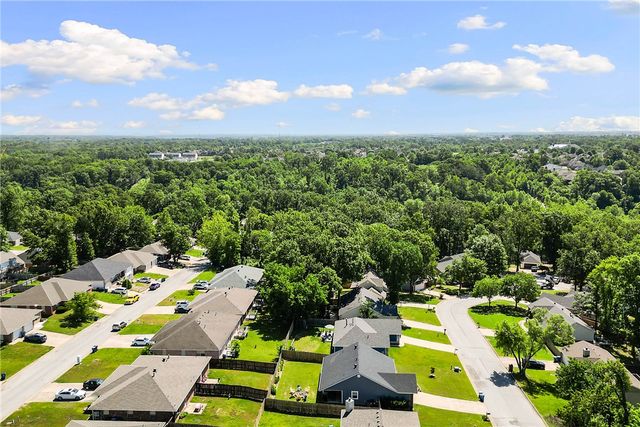 13 Greenridge Lane, Bentonville, AR 72712