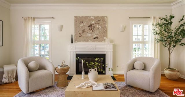 215 S Poinsettia Place, Los Angeles, CA 90036