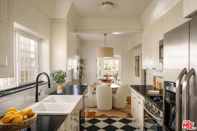 215 S Poinsettia Place, Los Angeles, CA 90036