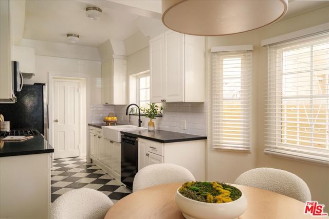 215 S Poinsettia Place, Los Angeles, CA 90036