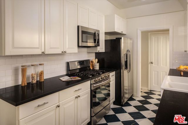 215 S Poinsettia Place, Los Angeles, CA 90036