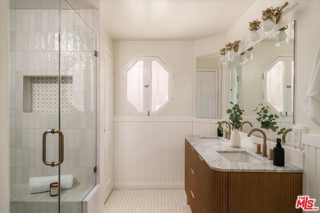 215 S Poinsettia Place, Los Angeles, CA 90036