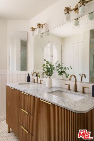 215 S Poinsettia Place, Los Angeles, CA 90036
