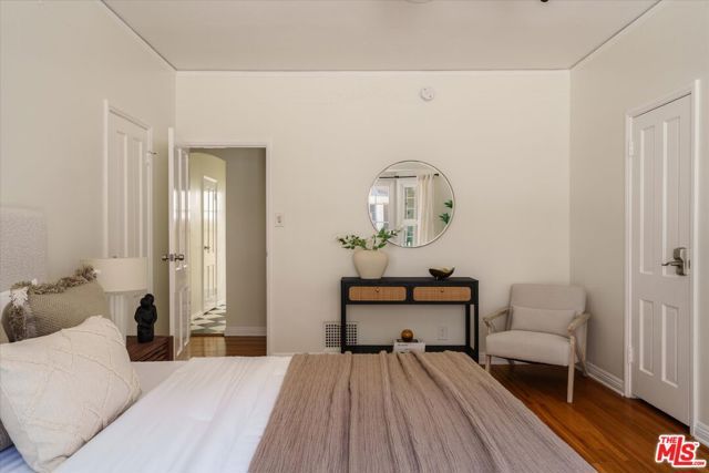 215 S Poinsettia Place, Los Angeles, CA 90036