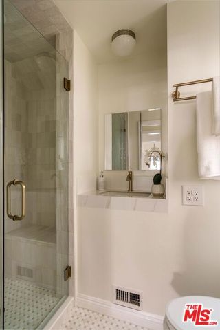215 S Poinsettia Place, Los Angeles, CA 90036