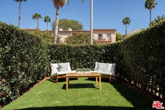 215 S Poinsettia Place, Los Angeles, CA 90036