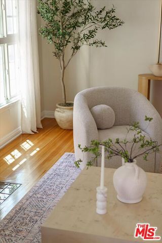 215 S Poinsettia Place, Los Angeles, CA 90036