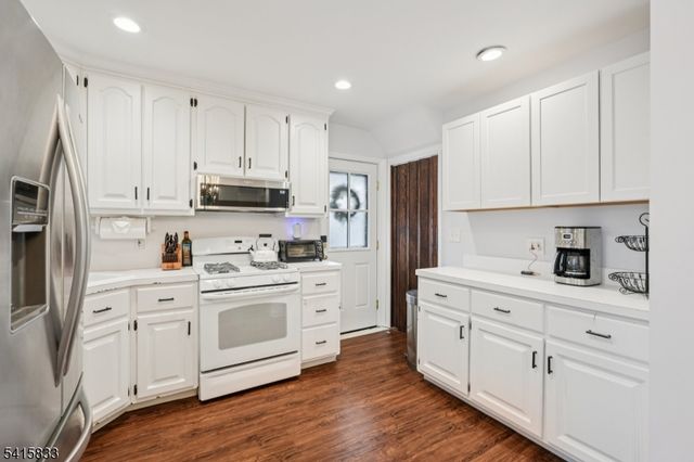 2 White Oak Ln, Wayne Twp., NJ 07470