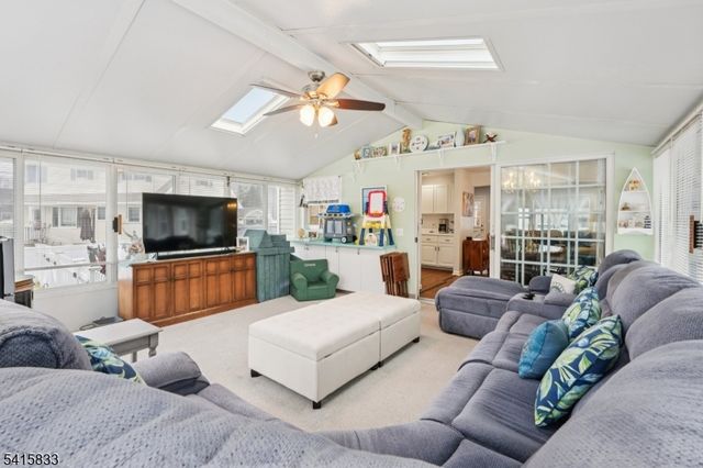 2 White Oak Ln, Wayne Twp., NJ 07470