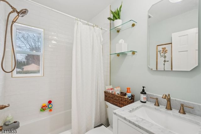 2 White Oak Ln, Wayne Twp., NJ 07470