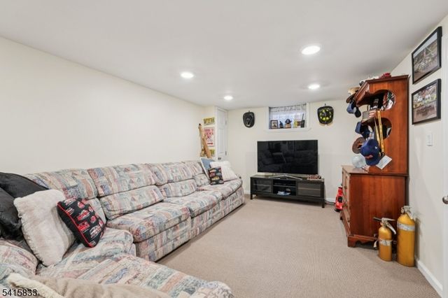 2 White Oak Ln, Wayne Twp., NJ 07470