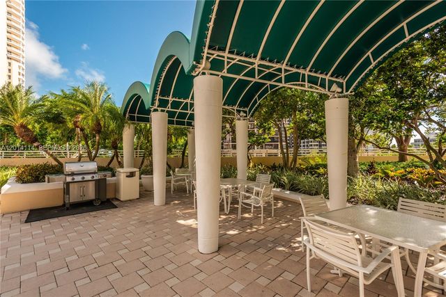 888 Brickell Key Dr 211, Miami, FL 33131