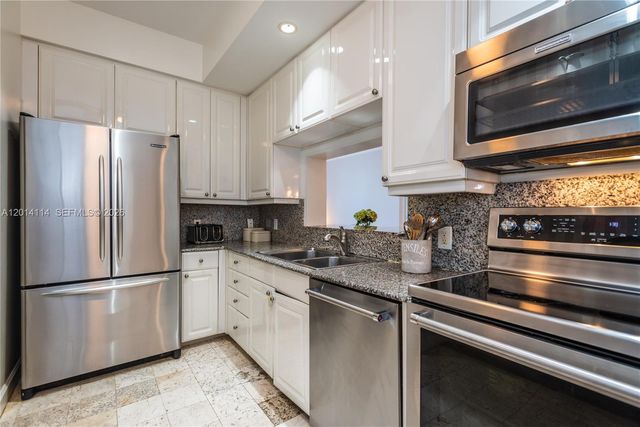 888 Brickell Key Dr 211, Miami, FL 33131