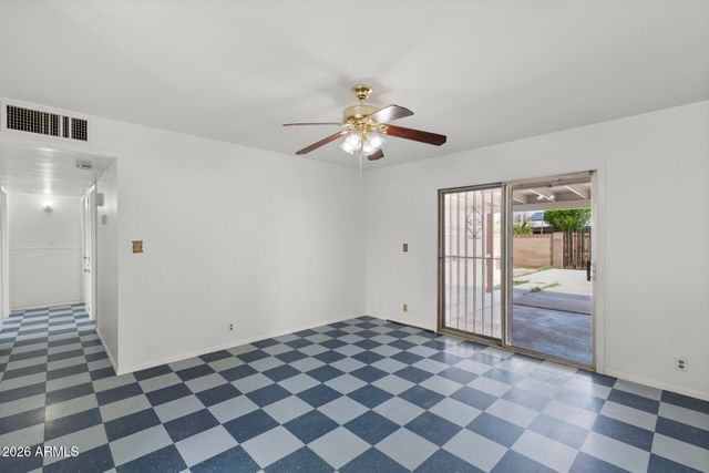 2242 E CHIPMAN Road, Phoenix, AZ 85040