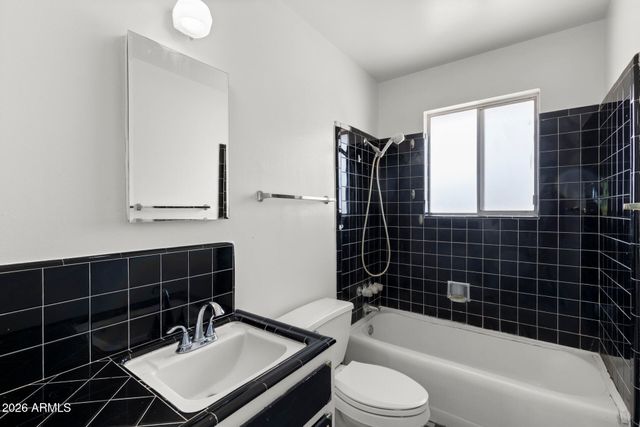 2242 E CHIPMAN Road, Phoenix, AZ 85040