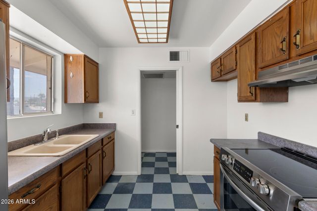 2242 E CHIPMAN Road, Phoenix, AZ 85040
