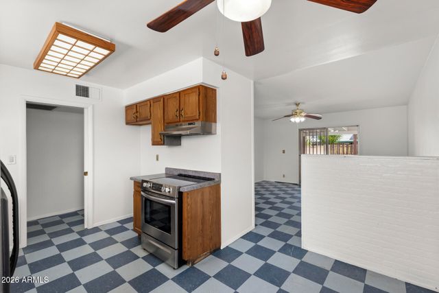 2242 E CHIPMAN Road, Phoenix, AZ 85040