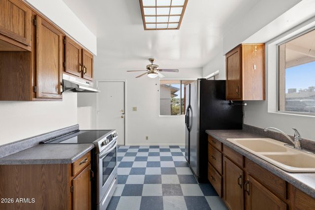 2242 E CHIPMAN Road, Phoenix, AZ 85040