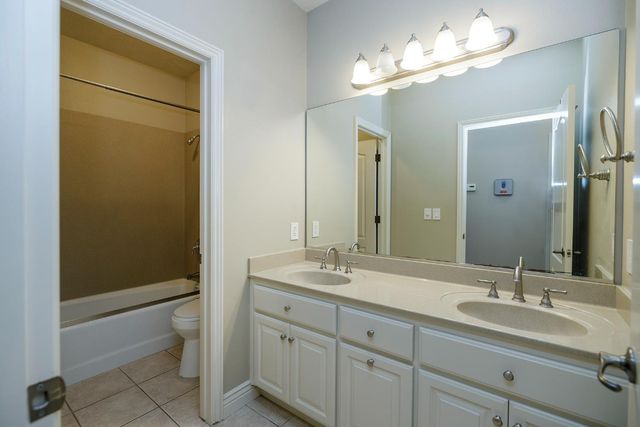 2505 Nathaniel Ct, Escalon, CA 95320